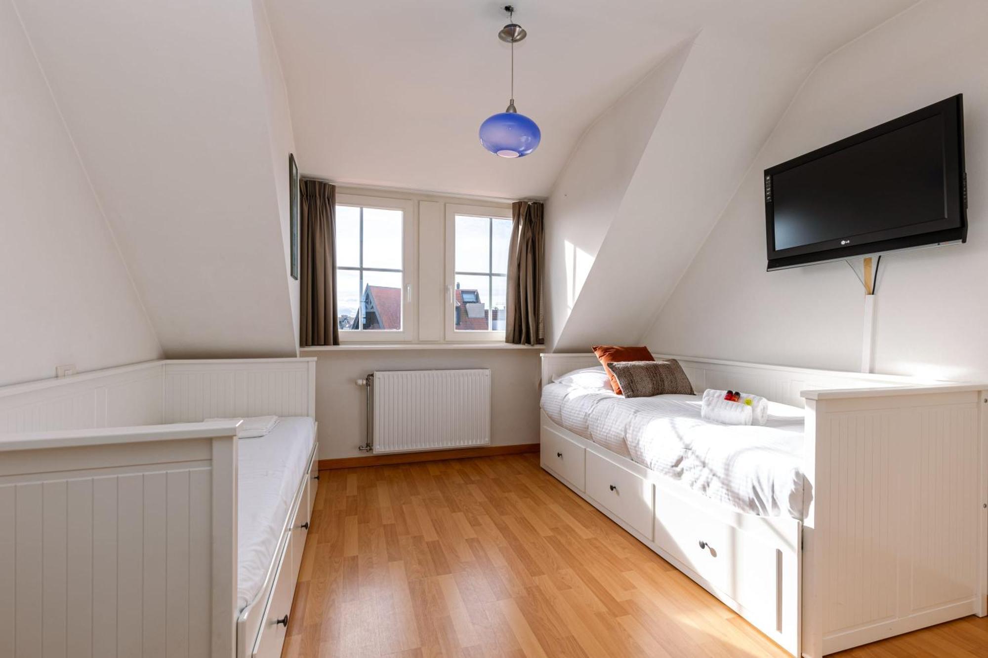 Charming Spacious Duplex Apt With Private Parking In Knokke Apartment Екстериор снимка