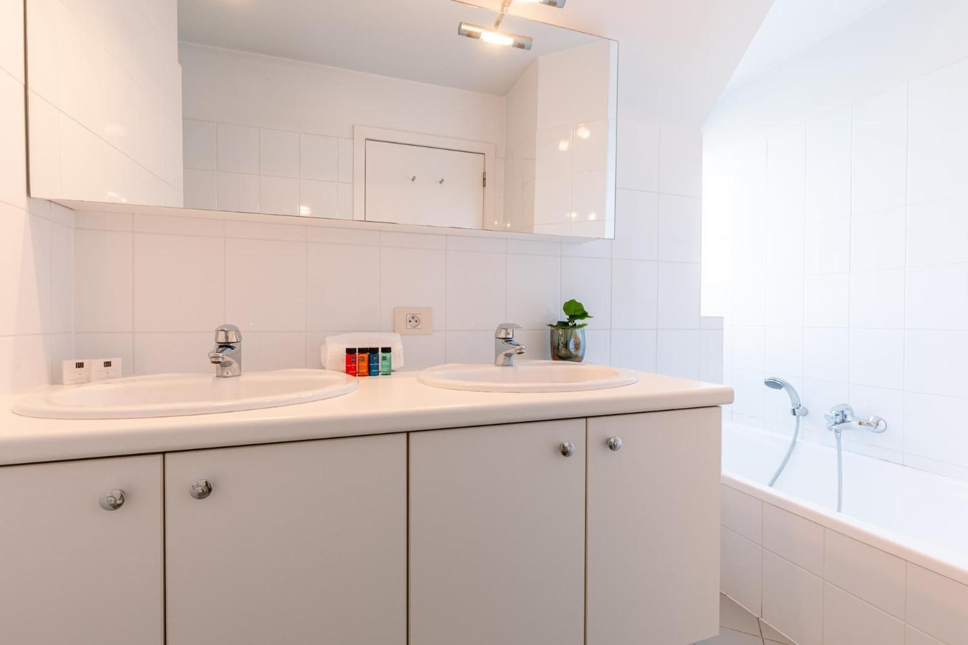 Charming Spacious Duplex Apt With Private Parking In Knokke Apartment Екстериор снимка