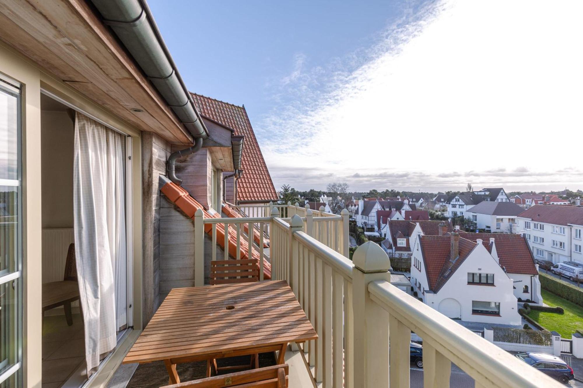 Charming Spacious Duplex Apt With Private Parking In Knokke Apartment Екстериор снимка